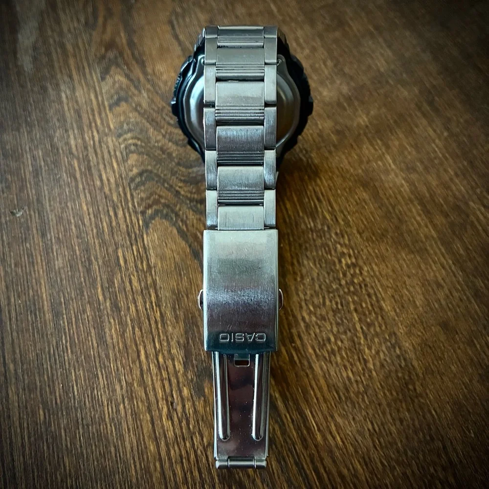 Casio AE2000W Digital Watch with Metal Band EUC - Picture 5 of 9